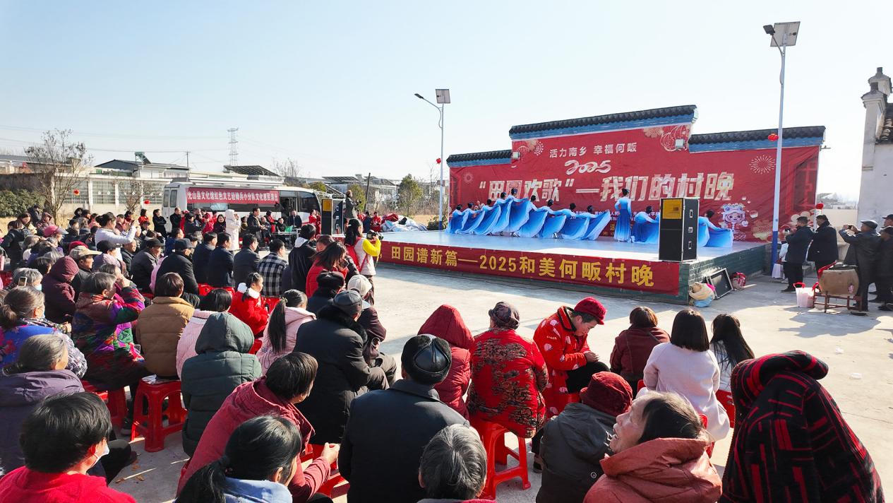 抓鸡羊看表演 光山何畈村举办“田园欢歌 我们的村晚”活动