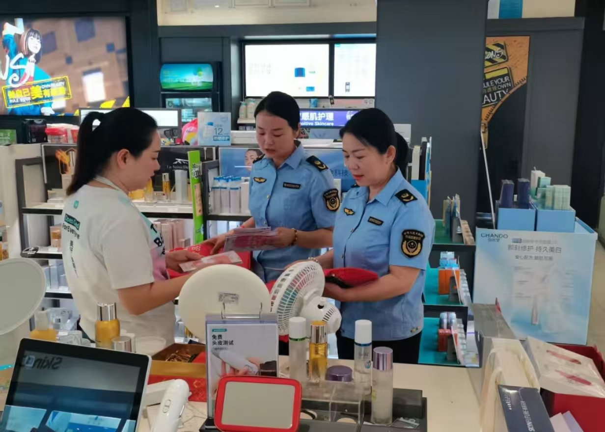 汝南县市场监管局开展“5.25爱肤日”暨“豫你化妆”宣传活动