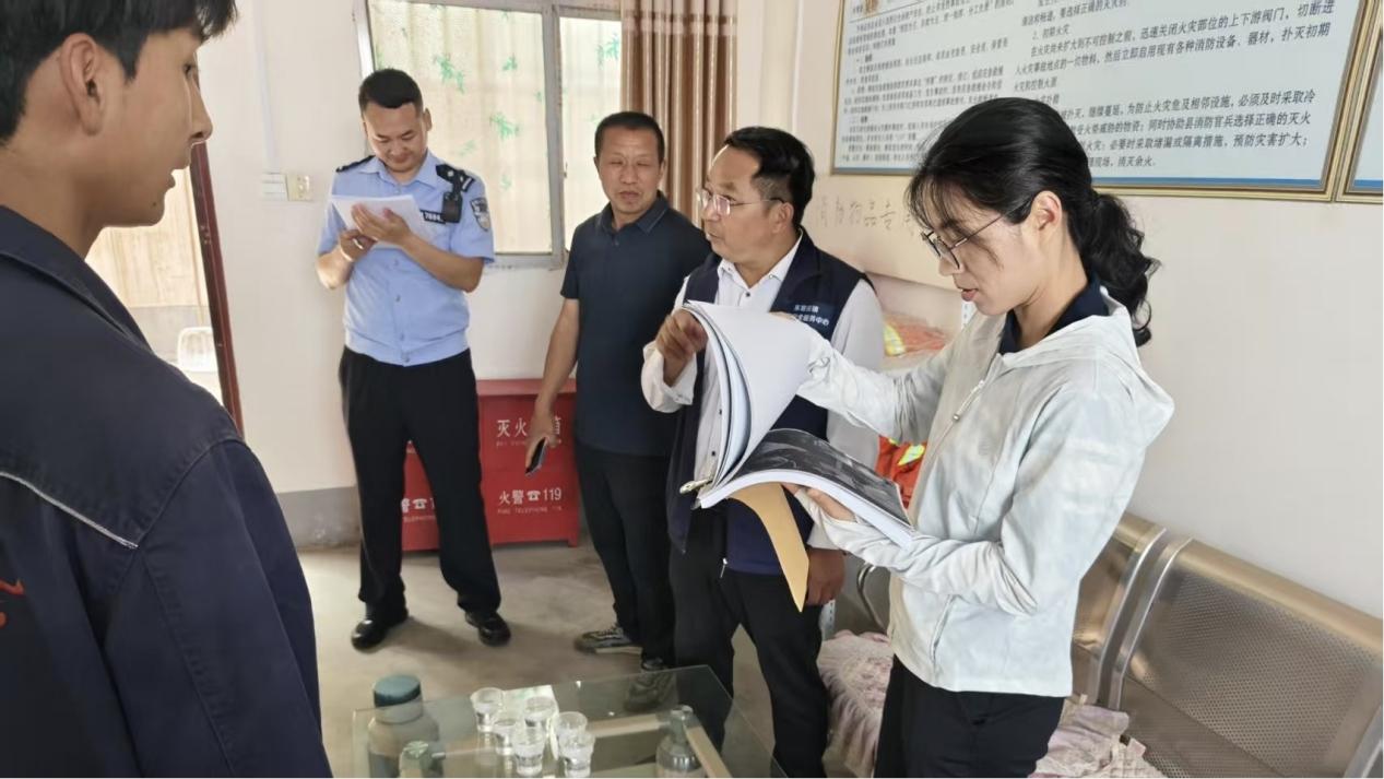 汝南县东官庄镇组织人大代表开展安全生产执法检查活动