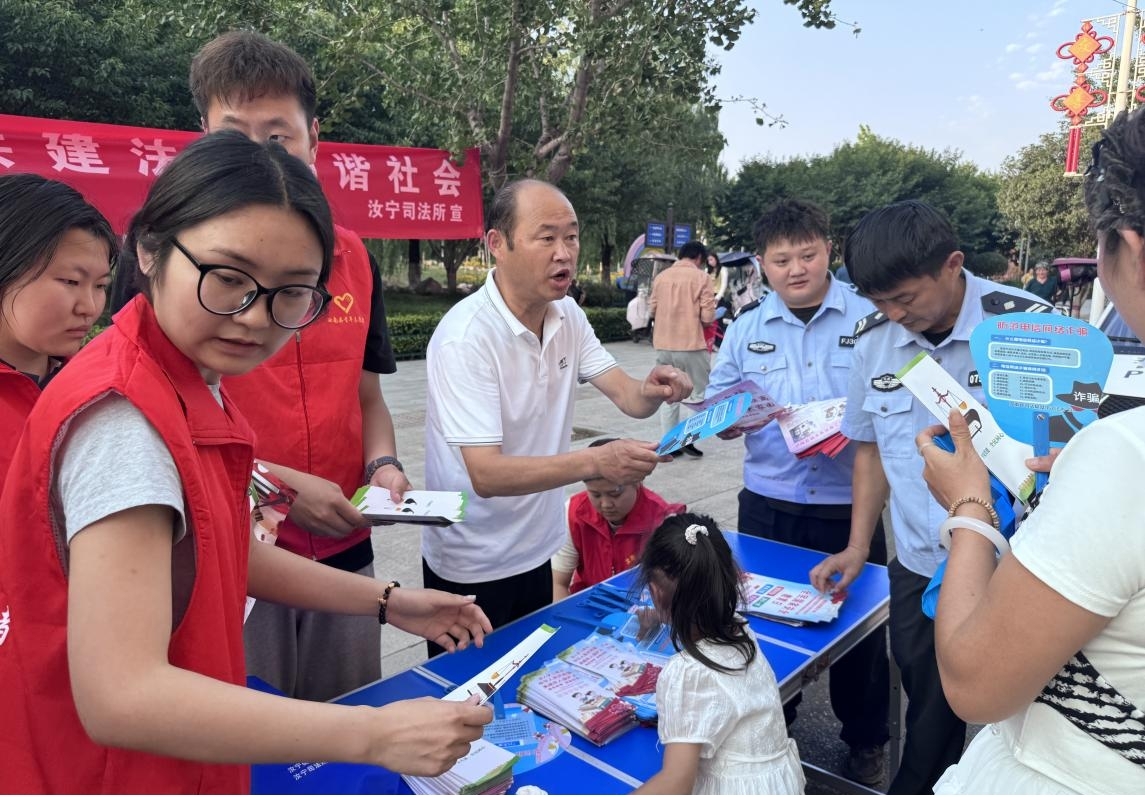 汝南县汝宁司法所与西大街派出所联合开展防溺水防诈骗宣传活动